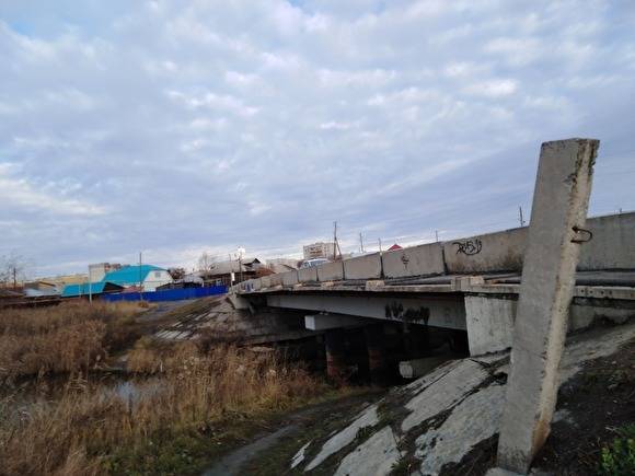 Жители Кургана бьют тревогу: зимой мост, у которого сняли перила, станет опасен для людей