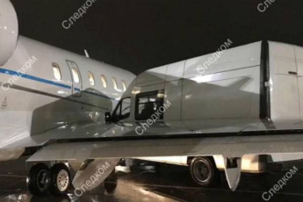 Машина врезалась в частный самолет в Пулково