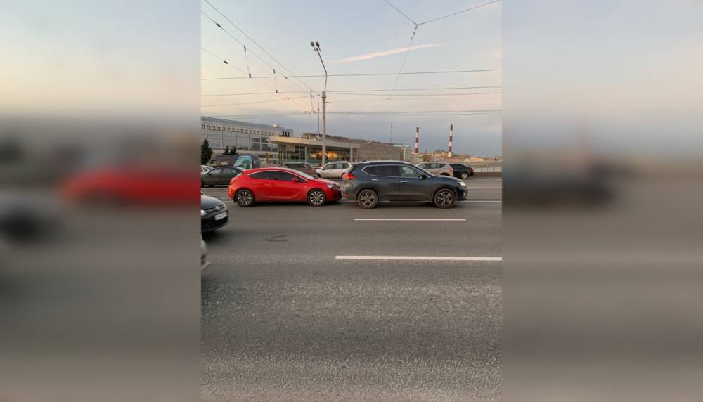Трамваи не могут проехать по мосту Александра Невского из-за двух иномарок