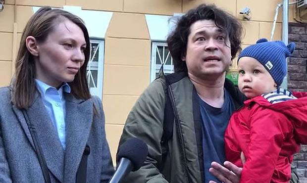 СКР прекратил уголовное преследование супругов Проказовых, которые пришли с ребенком на протестный митинг