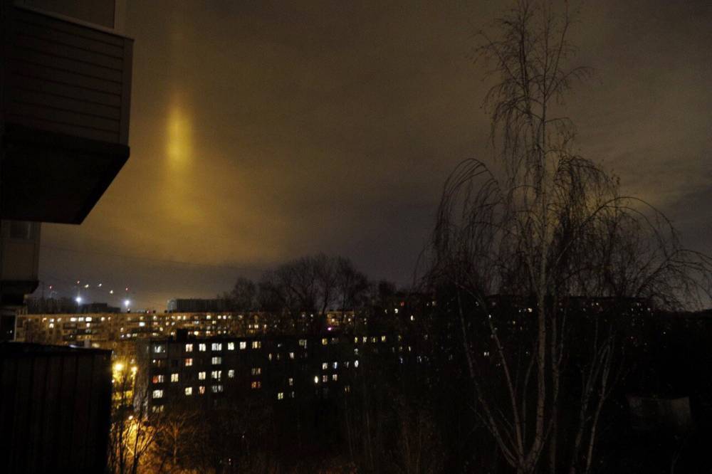 В небе над Петербургом заметили странное свечение