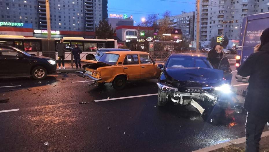 В Петербурге "день жестянщика": водители сообщают о массовых ДТП из-за скользких дорог