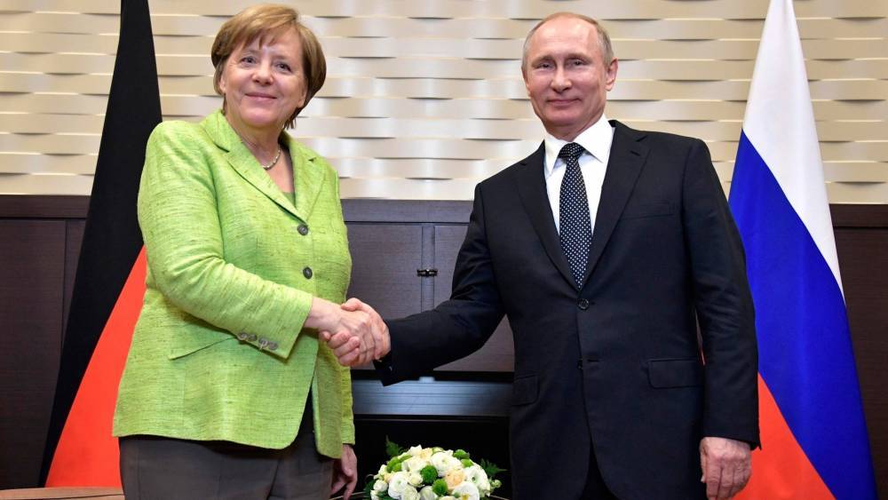 Путин обсудил с Меркель будущее транзита газа через Украину