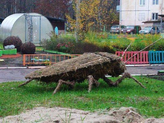 У входа в российский детский сад появилось двухметровое насекомое