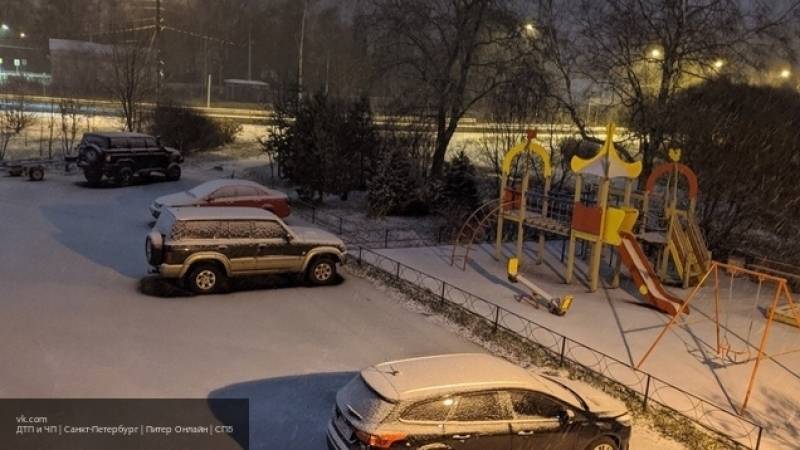 Уборочная техника работает на улицах Петербурга в первый снежный день