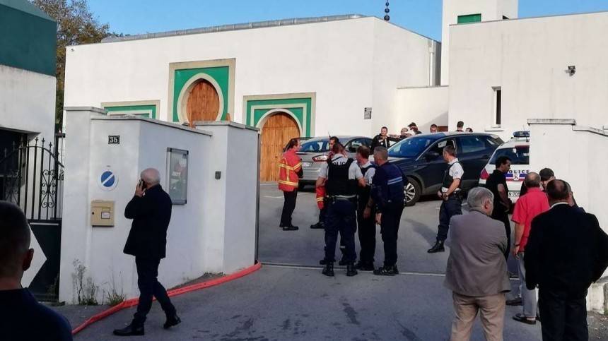 Бывший военный устроил стрельбу и взорвал бомбу у мечети на юге Франции