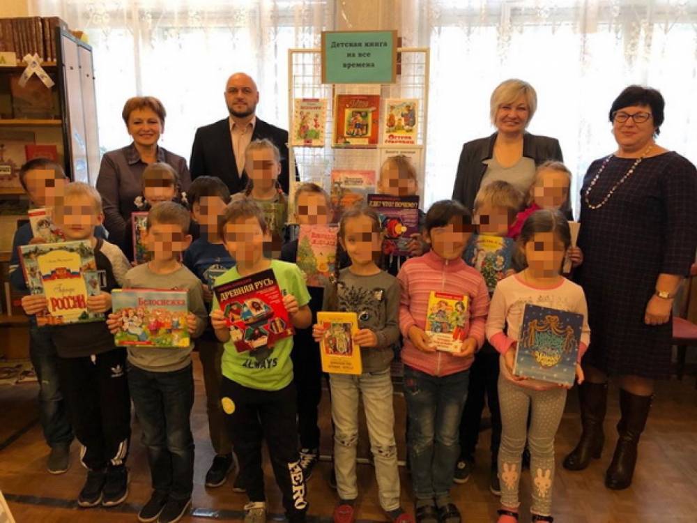 Единороссы подарили школьной библиотеке книги и стеллажи