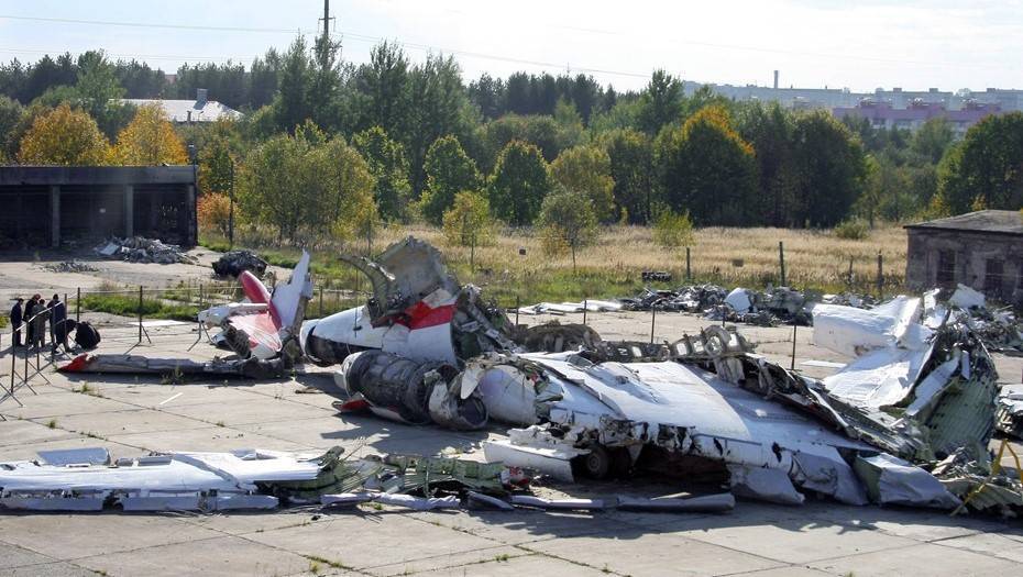 Польская комиссия и СК России проводят очередной осмотр обломков самолета Качиньского