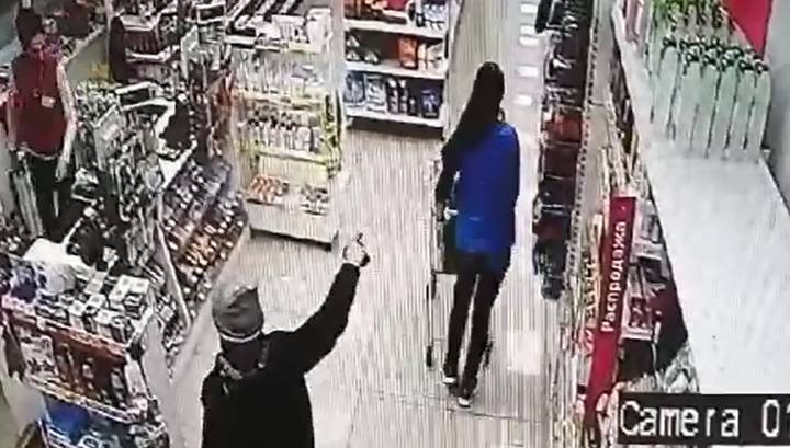 Российский школьник напал на магазин с пистолетом. Видео