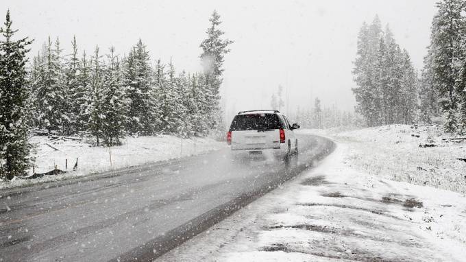 Дорожники Ленобласти призывают автомобилистов переходить на зимнюю резину