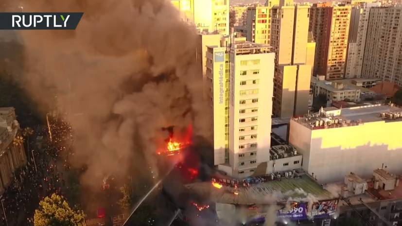 В Чили во время протестов загорелся торговый центр — видео