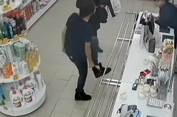 Появилось видео обыска девушки в магазине в Горно-Алтайске