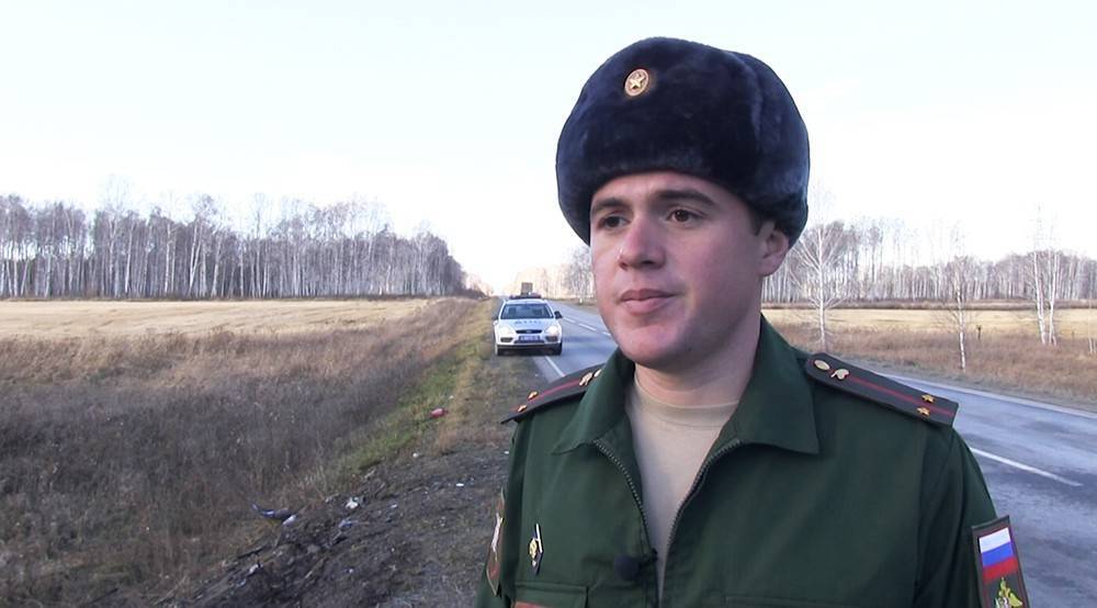 На Урале военный спас ребенка из горящей машины