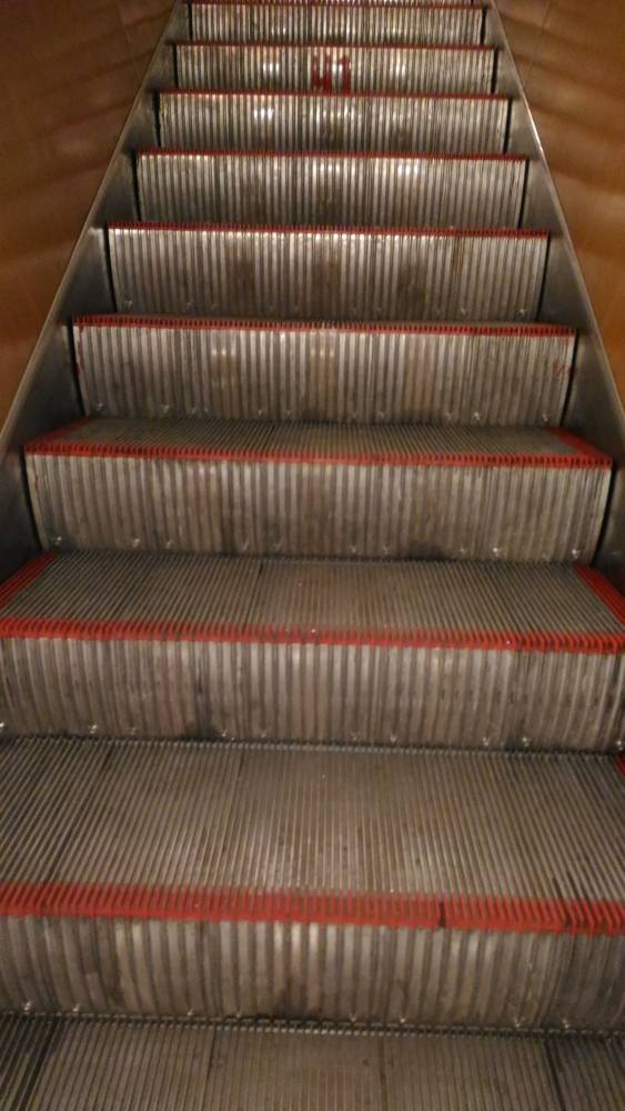 В метро Петербурга раскрыли, для чего на ступенях эскалатора нужны жёлтые полосы