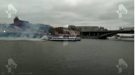 Москвичи сняли дымящийся катер, плывущий по реке