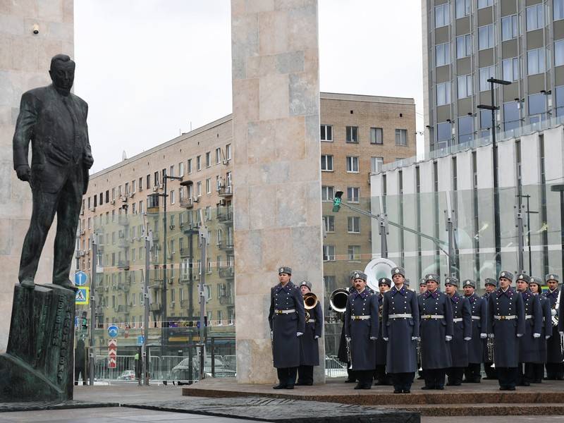 Путин открыл памятник Примакову в Москве