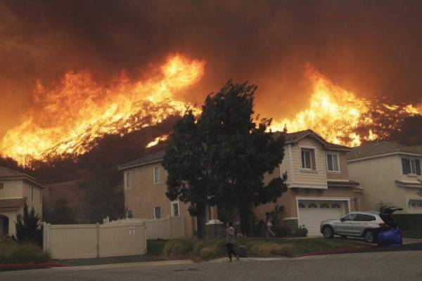 Калифорния в огне и без света: Шварценеггеру пришлось эвакуироваться