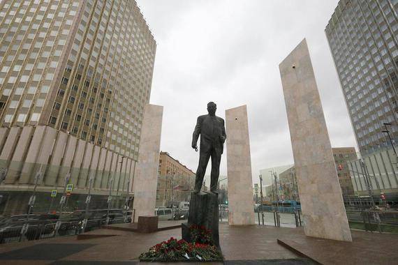 В Москве открыли построенный на деньги фонда Усманова памятник Примакову