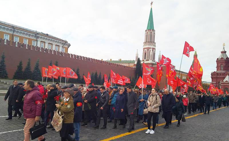 Москвичи провели акцию на Красной площади в день рождения Комсомола