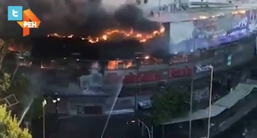 Видео: несколько зданий полыхает в столице Чили во время протестов