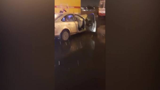 На проспекте Обуховской Обороны водителя зажало в салоне из-за аварии