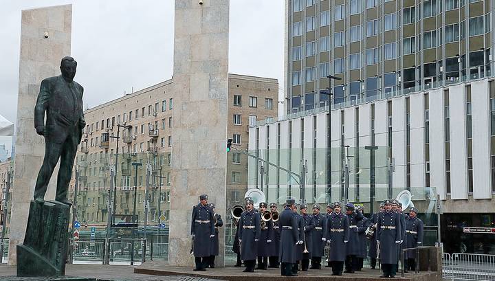 У здания МИД на Смоленской площади открылся памятник Евгению Примакову