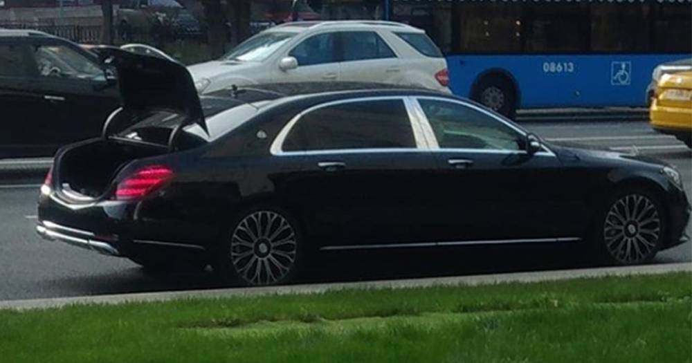 В Москве нашли способ припарковать Mercedes вопреки запрету