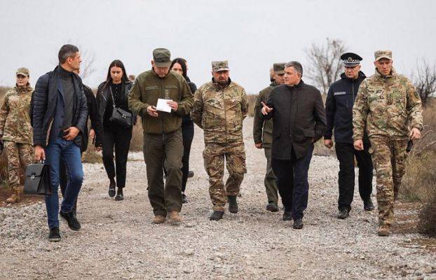 Аваков прибыл в Мариуполь выразить поддержку боевикам «Азова»