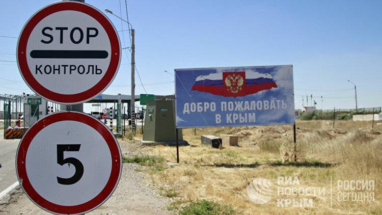 В Киеве пообещали сделать "удобным и быстрым" переход границы с Крымом