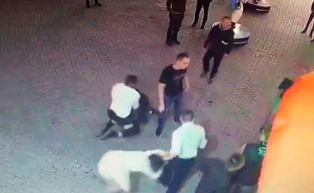 «Привет из 90-х»: в центре Казани охранники бара жестоко избили молодоженов