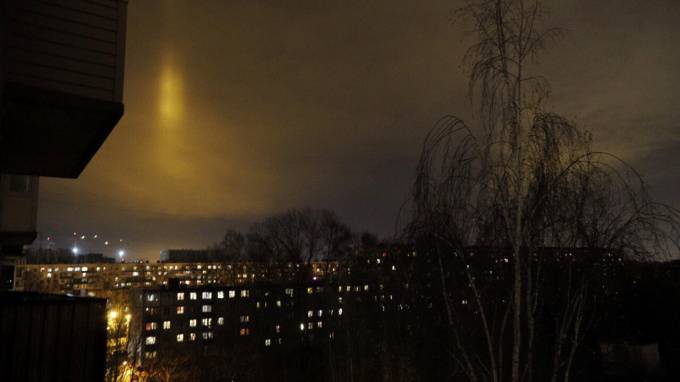Жители Невского района заметили в небе странное свечение