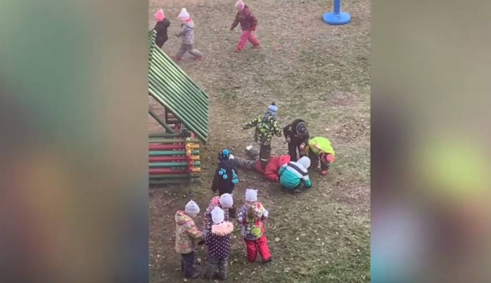В ярославском детском саду дети пинали и ходили по лежащей на земле девочке