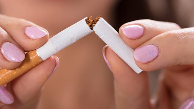 Стало известно почему мужчинам проще бросить курить, чем женщинам