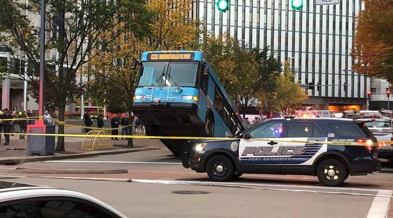 В Питтсбурге открылся огромный провал на улице и «поглотил» пассажирский автобус (фото)