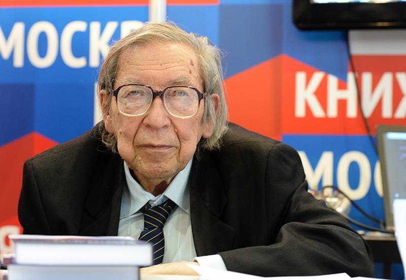 Легендарный журналист Ясен Засурский отмечает 90-летие