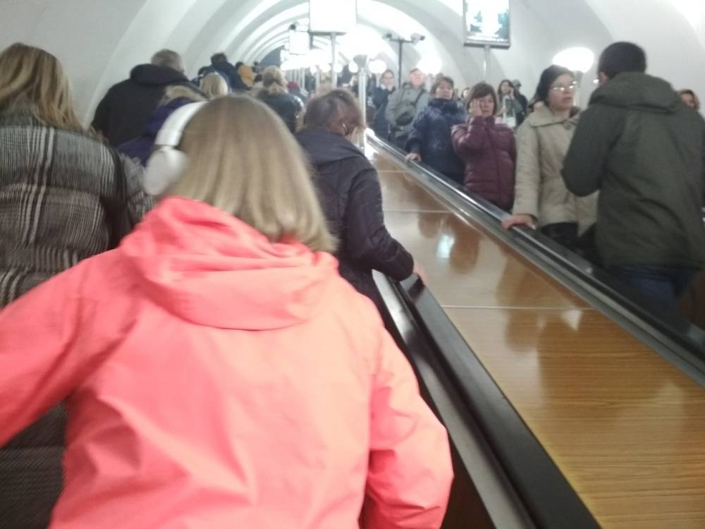 Петербуржцы сообщили о неисправности эскалатора на станции «Пионерская»