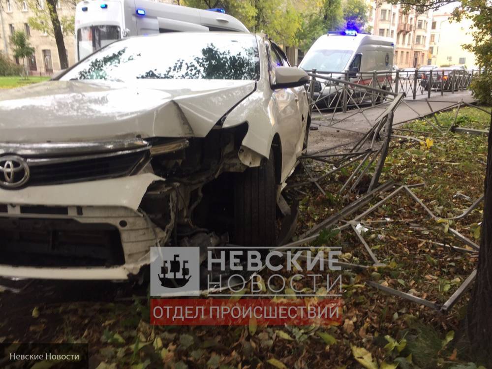 В Петербурге иномарка сбила двух пешеходов на тротуаре