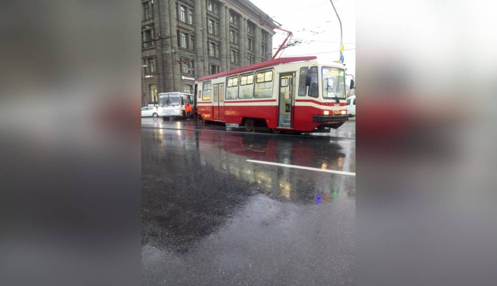 Маршрутка поцарапала трамвай и устроила традиционный затор у «Площади Ленина»