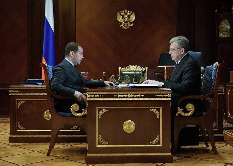 Медведев назвал колоссальным объем "незавершенки" в России