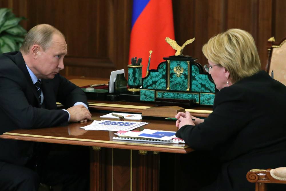 Путин потребовал от Минздрава не снижать доплаты для медработников