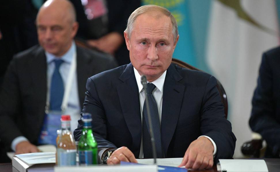 Путин объяснил необходимость ухода России от доллара