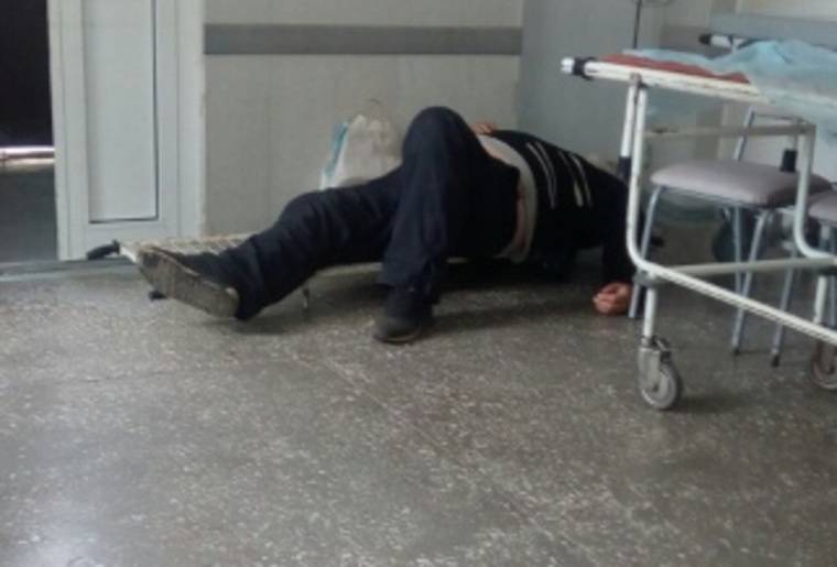 "Скорая" привезла пациента в больницу и бросила его на полу