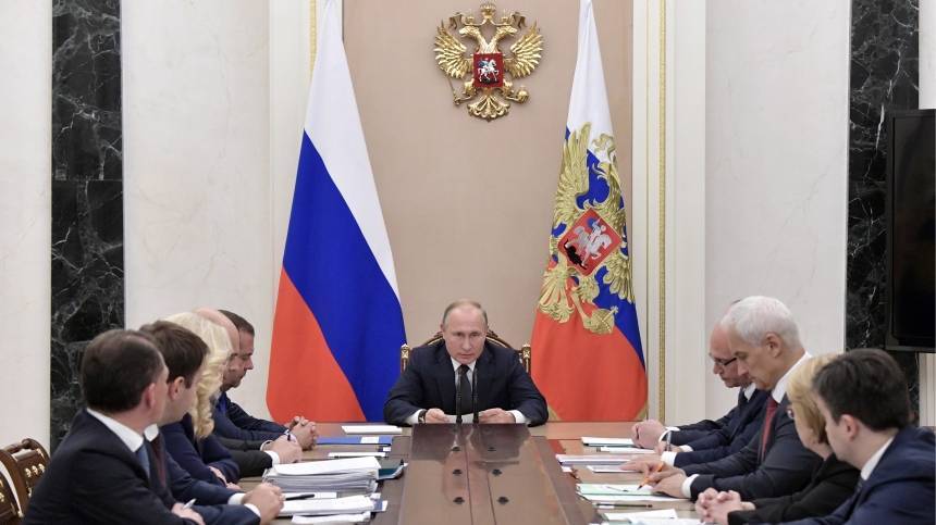 Путин поручил не допустить «фокусов» с доплатами врачам