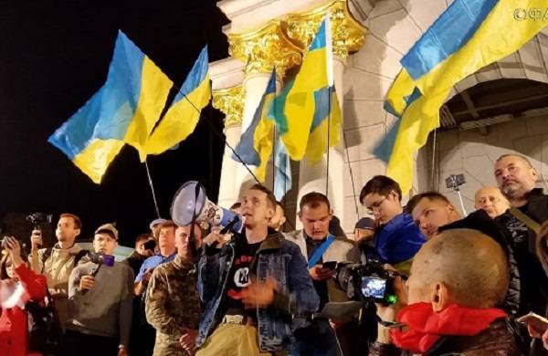 Тысячи протестующих против «формулы Штайнмайера» вышли на митинг в Киеве