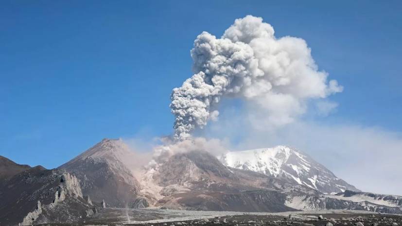 На Камчатке вулкан выбросил столб пепла высотой 9 км - russian.rt.com - Россия - район Усть-Камчатский