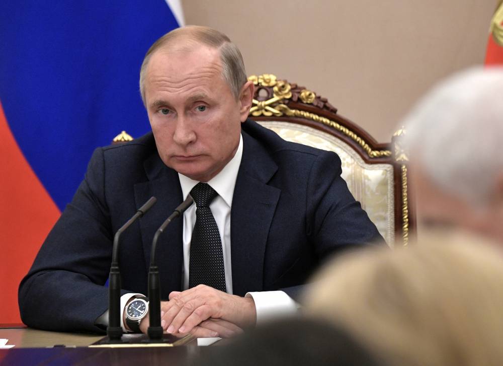 Путин потребовал не допускать "фокусов" в оплате труда медиков