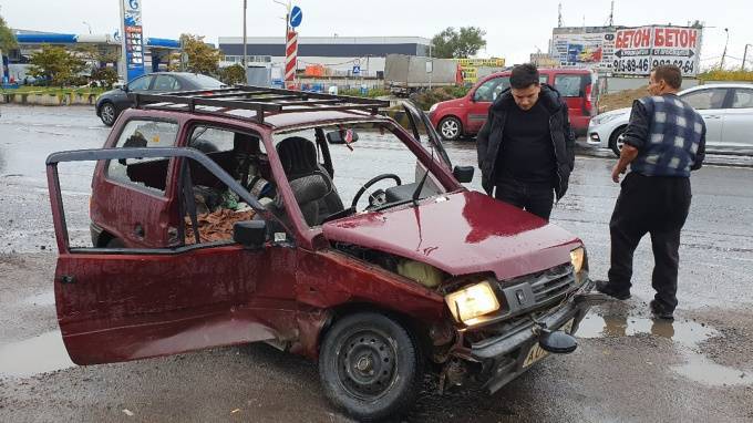 Очевидцы: на Таллинском шоссе пьяный водитель "Оки" въехал в такси