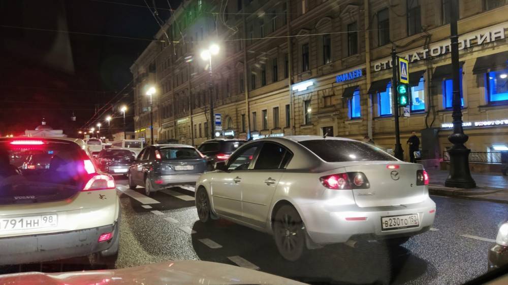 Из-за ДТП перед мостом Александра Невского водители встали в большой пробке