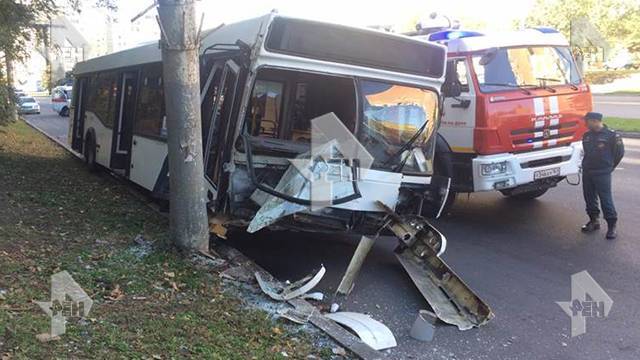 Автобус врезался в столб в Ростове, пострадали 7 человек