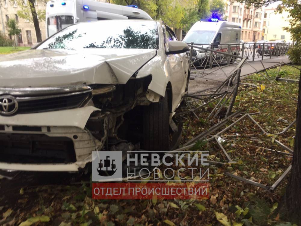 Toyota вылетела на тротуар и задавила двух пешеходов на Большом Сампсониевском
